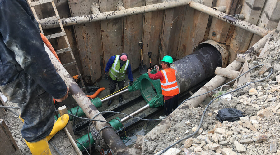 hombres trabajando en construccion de tunel con tubos grandes